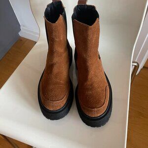 WHO WHAT WEAR Sowyer Chelsea Boots size 6 US